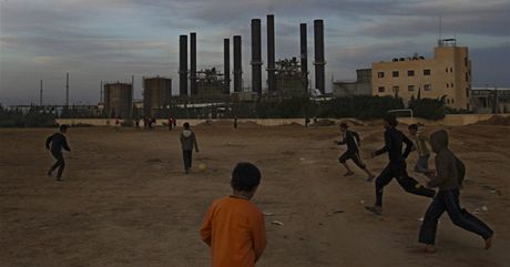 Palestinské dti hrají fotbal nedaleko jediné elektrárny v Pásmu Gazy. (10. února 2012)