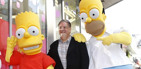 Matt Groening s hrdiny ze seriálu Simpsonovi u své hvzdy na hollywoodském...