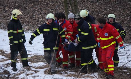 Záchranái s hasii odnáejí mladíka, kterého tce poranila podomácku vyrobená