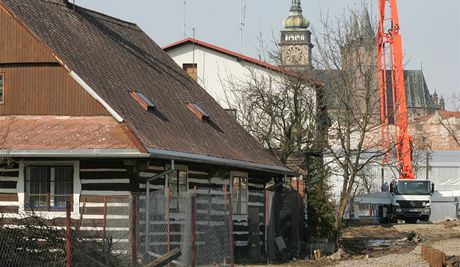 Roubenka v centru Hradce Krlov, kter musela v roce 2006 ustoupit kvli