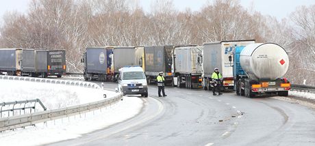 Naposledy policie odstavovala kamiony na obchvatu eské Skalice kvli neprjezdnému pechodu v Náchod letos v únoru.