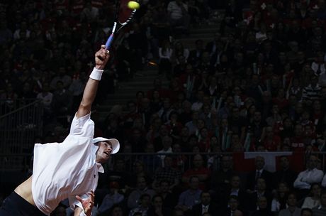 SERVIS. Americký tenista John Isner podává v utkání Davisova poháru proti