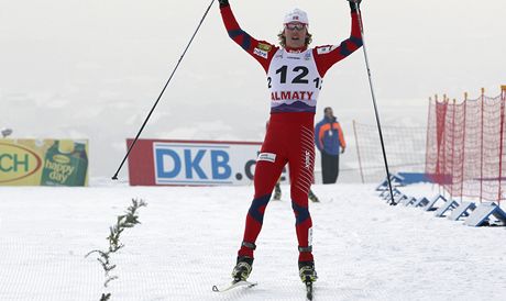 Mikko Kokslien se raduje z vítzství v závod SP v severské kombinaci v