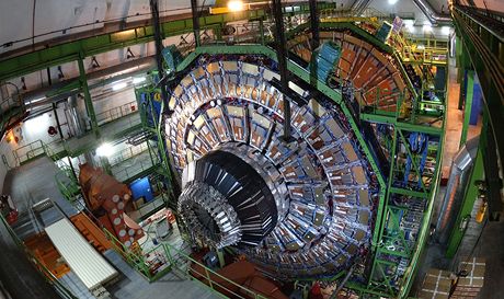 Zábr sestavování detektoru CMS na urychlovai LHC. Je to jeden ze dvou