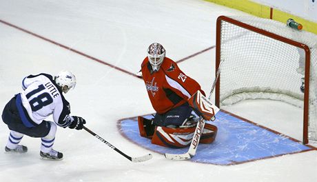 ROZHODUJÍCÍ GÓL. Centr Winnipegu Bryan Little pekonává brankáe Washingtonu