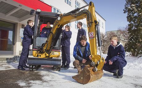 Jako vyuovací pomcku koupila táborská prmyslovka  repasovaný bagr za 282