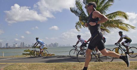 Lance Armstrong pi triatlonu v Panam