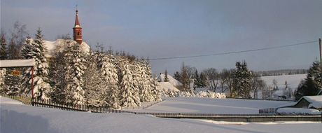 Pohled na zasnené msteko Pebuz na Sokolovsku.