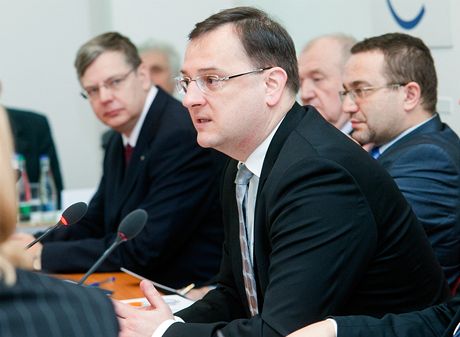 Premiér Petr Neas promluvil na zasedání konference rektor. (17. února 2012)