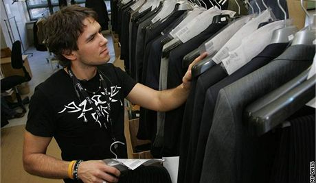 Výrobu luxusních oblek na míru bývalého OP Prostjov si insolvenní správce cení nejmén na 100 milion korun. Ilustraní foto