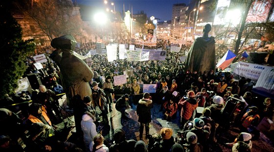 Slováky do ulic (na snímku Bratislava 10. února) vyhnala nespokojenost se zavedenými politickými stranami. Tm novým ale chybí historie a asto i jasné vize.