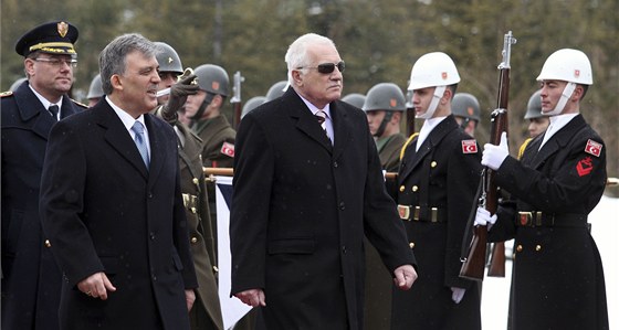 Turecký prezident Abdullah Gül a jeho český protějšek Václav Klaus v Ankaře