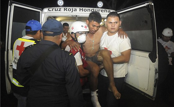 Záchranái pomáhají popáleným z vznice Comayagua (15. února 2012)