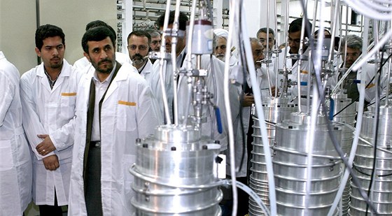 Íránský prezident Mahmúd Ahmanídežád si prohlíží jaderný provoz v Natanzu
