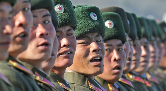 Vojenská pehlídka v Pchjongjangu (16. února 2012)