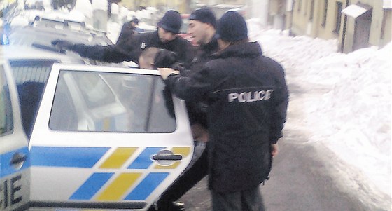Symbolem vyhrocené situace okolo parkování ped kolkou v Havlíkov ulici se stalo zadrení jednoho z rodi policisty.