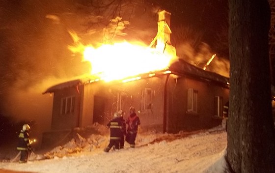 Hasii likvidují poár fary v eských Petrovicích na Pardubicku (11.2.2012)