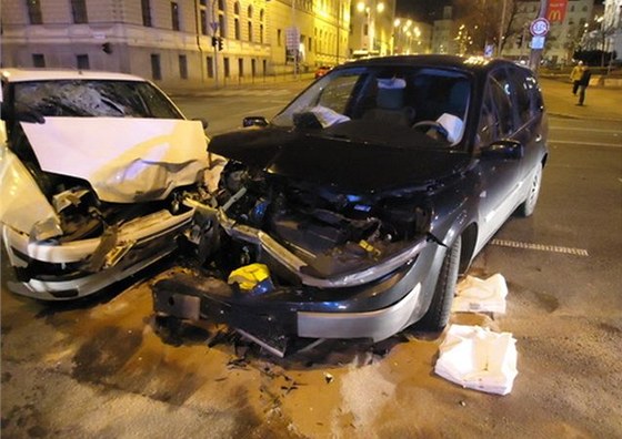 V centru Brna se kolem 20. hodiny srazila dvě auta, při nehodě se zranilo pět