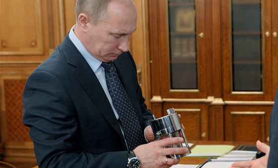 Putin s vzorkem vody z antarktického jezera, který dostal v pátek. Vědci