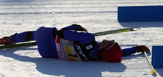 A NA DNO SIL. Vyerpaný eský bec na lyích Jií Horíka leí na zemi poté,