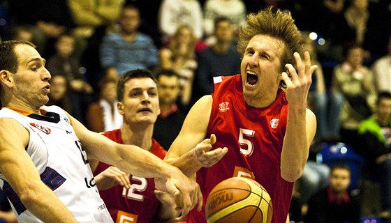 SOUBOJ KAPITÁN. Dínský basketbalista Jakub Houka (v bílém) vyráí mí