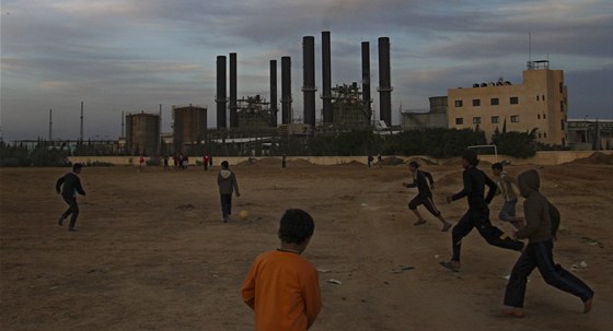 Palestinské dti hrají fotbal nedaleko jediné elektrárny v Pásmu Gazy. (10. února 2012)