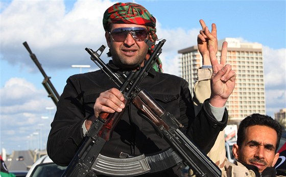 Členové vládních ozbrojených sil si v ulicích Tripolisu připomínají první