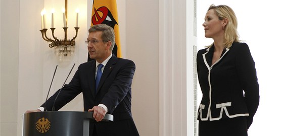 Nmecký prezident Christian Wulff oznamuje v Berlín rezignaci. Vedle nj stojí