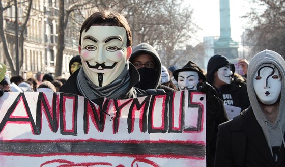 My vichni jsme Anonymous.... Snímek zachycuje demonstraci v Paíi (12. února