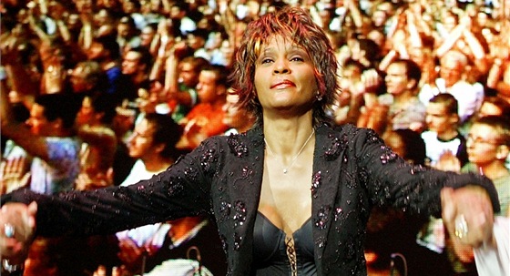 Whitney Houston pi vystoupení Soul Divas, kde zpívala spolu se svou sestenicí