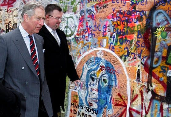 Princ Charles se bohuel neukáe, ale i on ví, kde je v Praze Lennonova ze (ilustraní snímek).