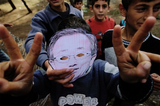 NEVIDÍM ZLO. Syrský mladík v tureckém uprchlickém táboe s maskou éfa Spojených národ Pan Ki-muna.