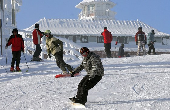 Mladý snowboardista se v sobotu zranil na Klínovci. (Ilustraní snímek)