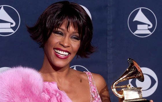 Whitney Houston s cenou Grammy v roce 2000.