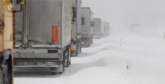 Kamiony smující do Polska musí kvli snhu zvolit jiný hraniní pechod ne v Harrachov. (ilustraní snímek)