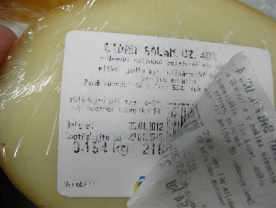 Balené sýry s přelepenými daty použitelnosti v prodejně Albert na ulici
