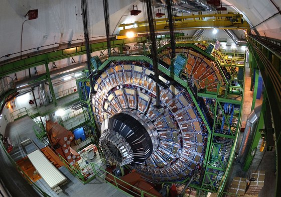 Záběr sestavování detektoru CMS na urychlovači LHC. Je to jeden ze dvou