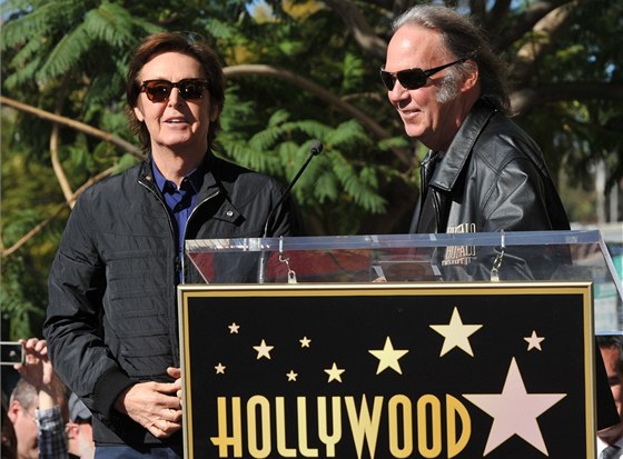 Neil Young uvedl Paula McCartneyho na hollywoodský Chodník slávy.