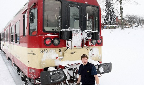 Motorový vlak ady 843, který jezdí na trati mezi Harrachovem a Tanvaldem.