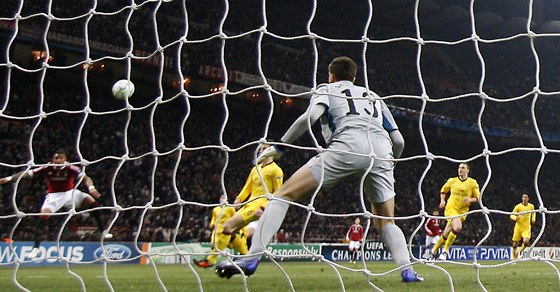 PRVNÍ GÓL. Kevin Prince Boateng pálí na branku Arsenalu a jeho bomba pinesla AC Milán vedení 1:0. Gólman Wojciech Szczesny byl bez ance. Skóre nakonec narostlo na 4:0.