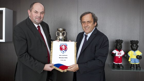 Pedseda eské fotbalové asociace Miroslav Pelta pi loském setkání se éfem Evropské fotbalové unie Michelem Platinim.