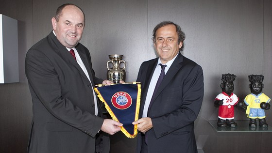 Pedseda FAR Miroslav Pelta (vlevo) pi setkání se éfem Evropské fotbalové