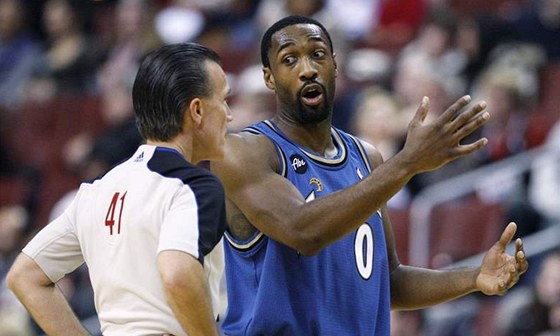 Gilbert Arenas v dresu Washingtonu Wizards v debat s rozhodím.