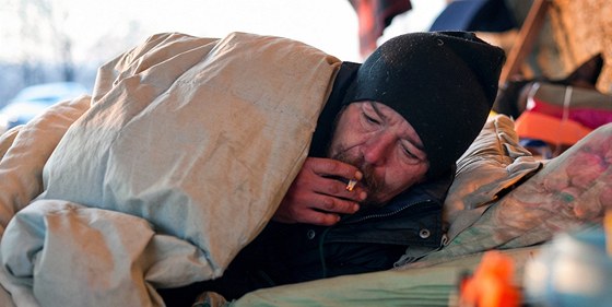 Jsou cigarety pro bezdomovce ideálním dárkem k Vánocm? (ilustraní foto)
