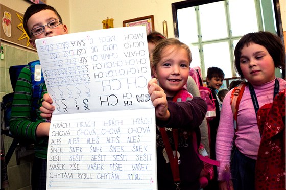 Žáci základní školy ve Frýdlantu se učí psát novým typem písma Comenia Script...