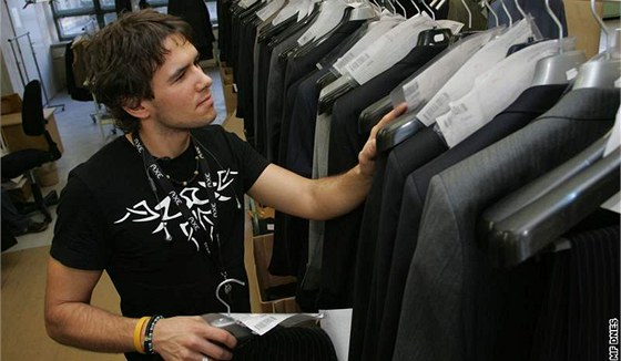 Obleky na míru, takzvané menky, jsou spolen s podnikovými prodejnami posledními funkními ástmi bývalého OP Prostjov. Ilustraní foto