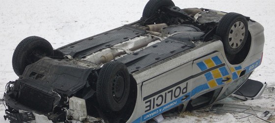 Policejní kodovka skonila po nehod u Valaského Meziíí v poli. (14. 2.