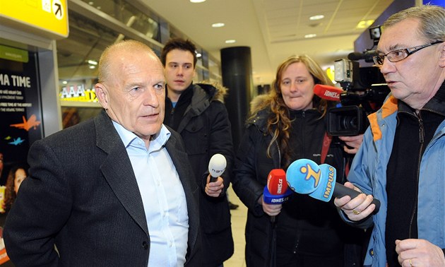 Generální sportovní mana�er Jaroslav H�ebík (vlevo) odpovídá noviná��m po