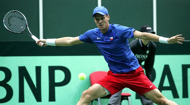 Tomá� Berdych v daviscupovém utkání proti Italovi Simone Bolellimu.