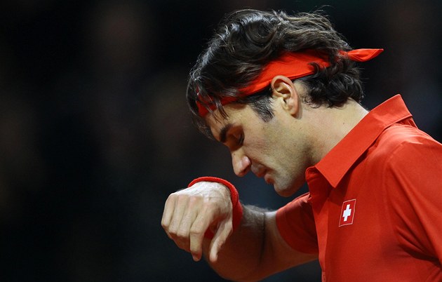 Roger Federer po proh�e s Johnem Isnerem v prvím kole Davisova poháru.